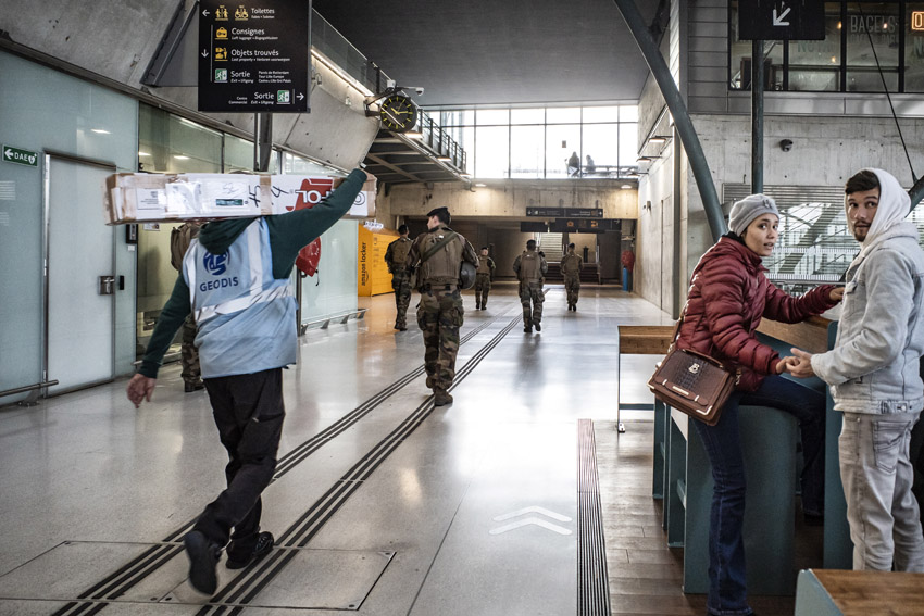 STRAATFOTOGRAFIE  De vrijheid van kijken, luisteren, voelen en slenteren.  Mijn plezier zit in het vastleggen van ‘gewone’ momenten met een verhalend karakter. Soms raadselachtig, grappig of ernstig. Het lijkt de waarheid maar is het niet. Het is de interpretatie van jou (en mij) van een moment van de werkelijkheid.